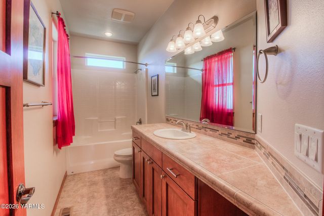 2005 S 87th Ave, Yakima, WA 98903