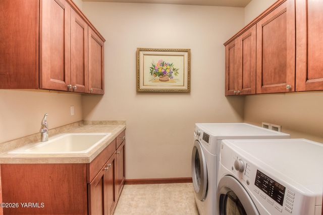 2005 S 87th Ave, Yakima, WA 98903