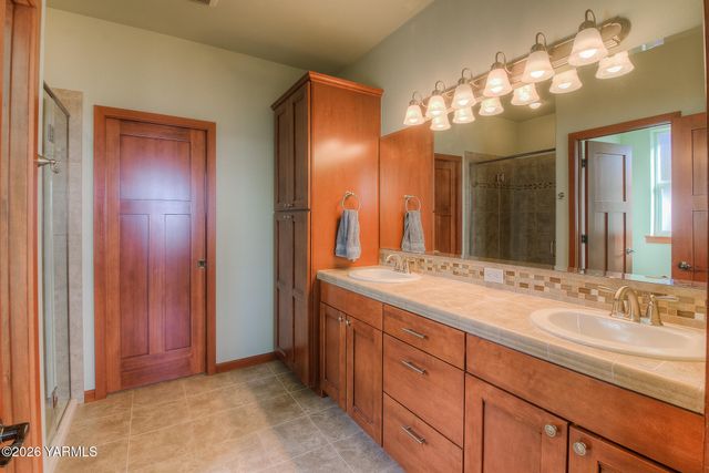 2005 S 87th Ave, Yakima, WA 98903