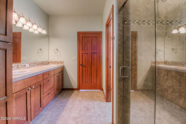 2005 S 87th Ave, Yakima, WA 98903