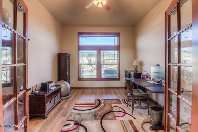 2005 S 87th Ave, Yakima, WA 98903