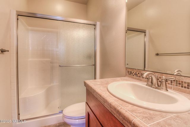 2005 S 87th Ave, Yakima, WA 98903