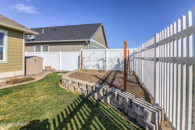 2005 S 87th Ave, Yakima, WA 98903
