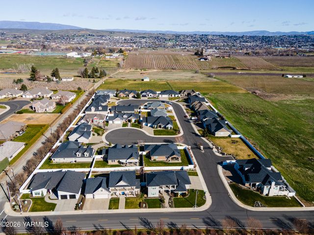 2005 S 87th Ave, Yakima, WA 98903