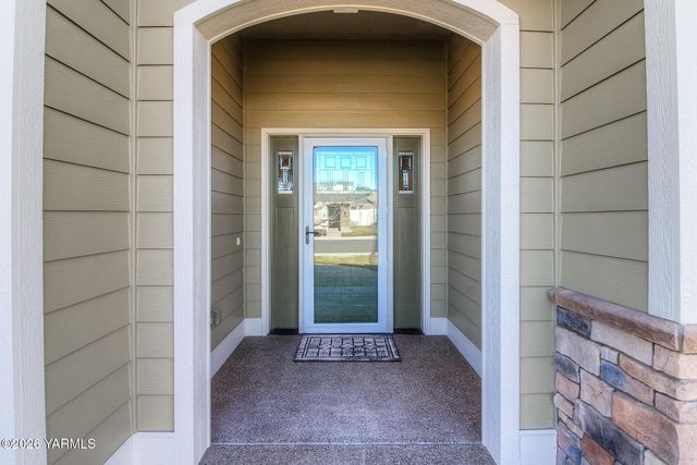 2005 S 87th Ave, Yakima, WA 98903