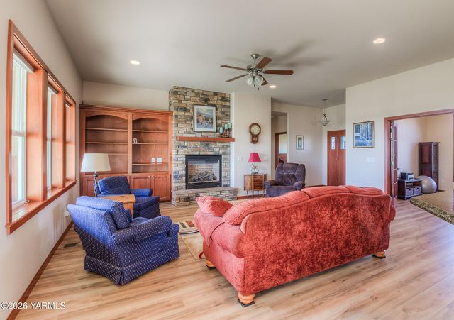 2005 S 87th Ave, Yakima, WA 98903