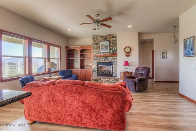 2005 S 87th Ave, Yakima, WA 98903