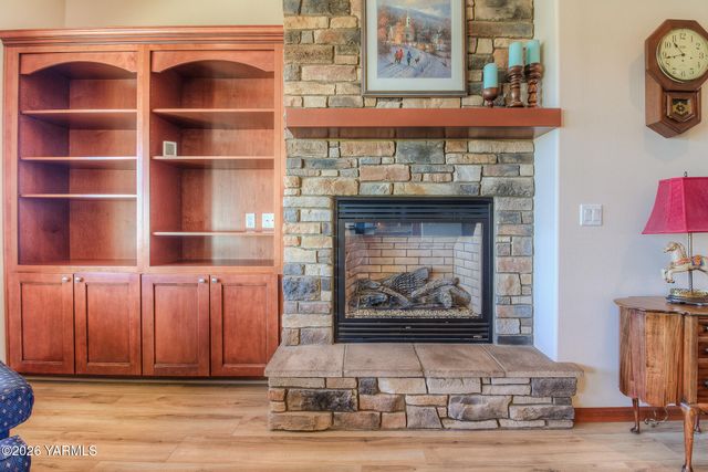 2005 S 87th Ave, Yakima, WA 98903