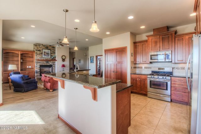 2005 S 87th Ave, Yakima, WA 98903