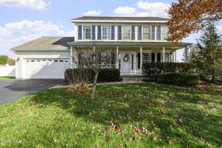 8 W Wind Way, Clifton Park, NY 12065