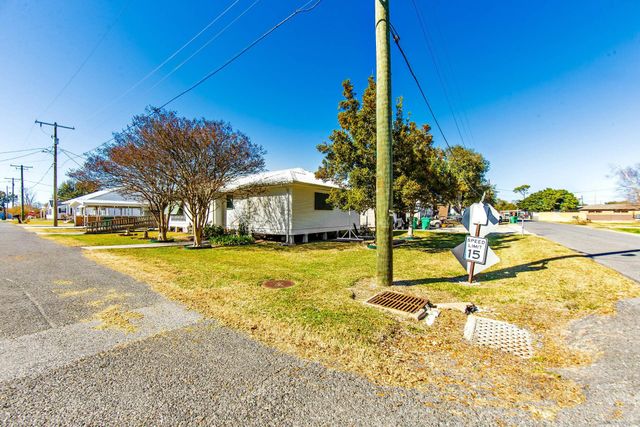 128 St Mary St, Golden Meadow, LA 70357