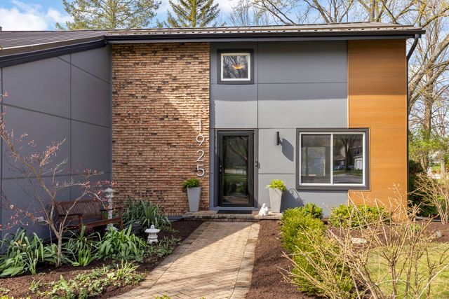 1925 Coach Drive, Naperville, IL 60565