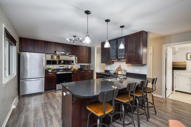 1925 Coach Drive, Naperville, IL 60565
