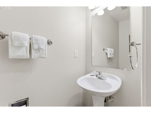 890 Se BAY Blvd 104, Newport, OR 97365