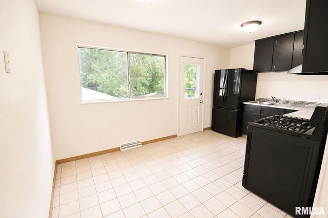 3800 W BRIGHTON Avenue, Peoria, IL 61615