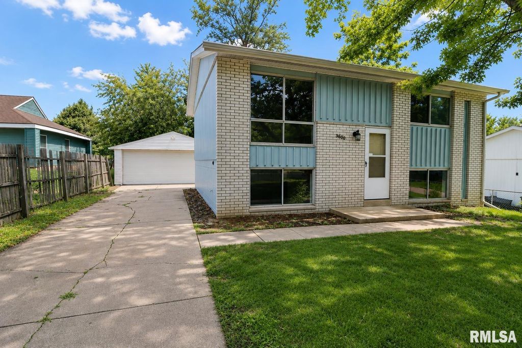 3800 W BRIGHTON Avenue, Peoria, IL 61615