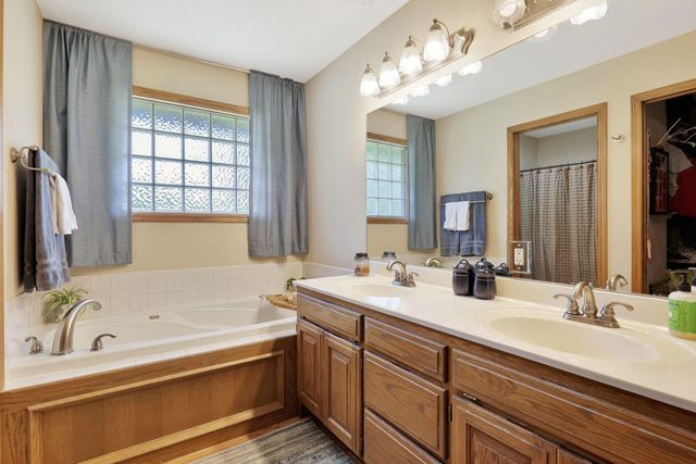 1918 N Pineview Dr, Andover, KS 67002