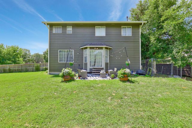 1918 N Pineview Dr, Andover, KS 67002