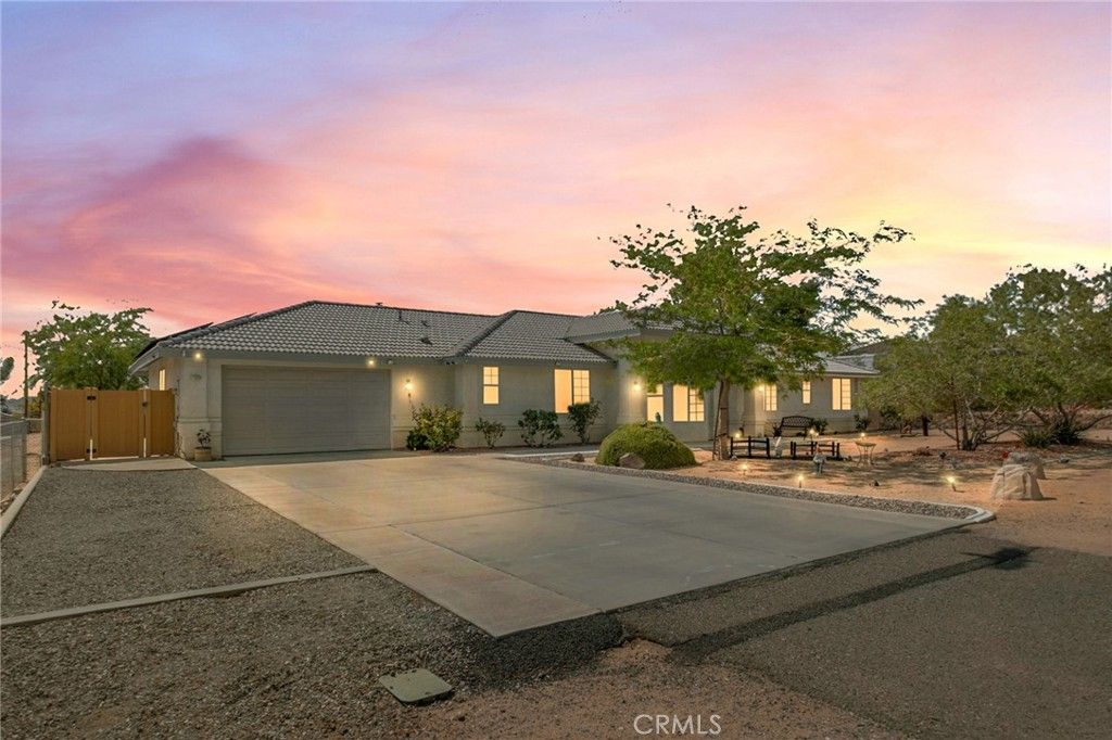Image 2 of property listing at 17112 Century Plant, Apple Valley, CA 92307