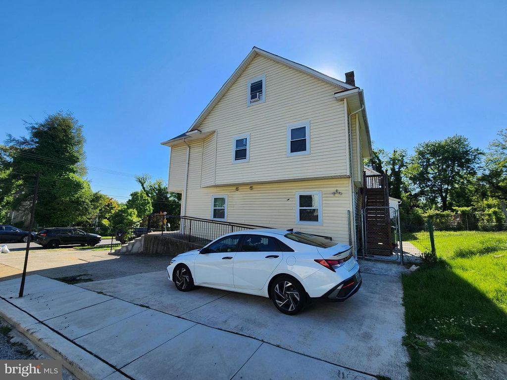 Image 3 of property listing at 712 WINSTON AVE, Baltimore, MD 21212