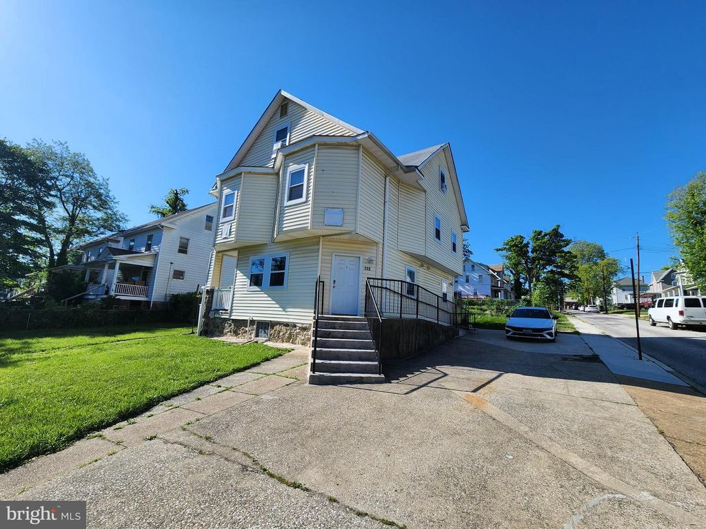 Image 8 of property listing at 712 WINSTON AVE, Baltimore, MD 21212
