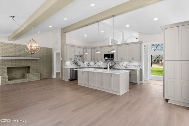 1000 Pine Street, Lake Waccamaw, NC 28450