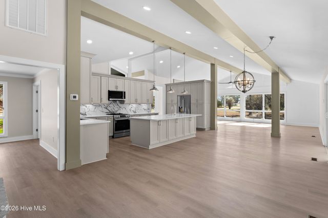 1000 Pine Street, Lake Waccamaw, NC 28450