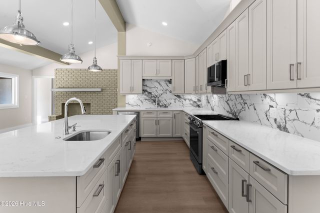 1000 Pine Street, Lake Waccamaw, NC 28450