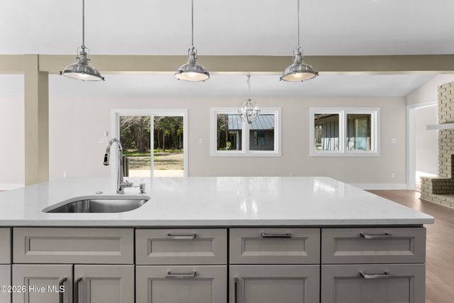 1000 Pine Street, Lake Waccamaw, NC 28450