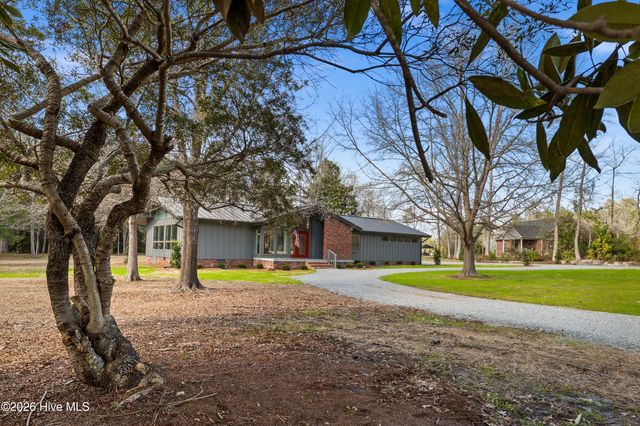 1000 Pine Street, Lake Waccamaw, NC 28450