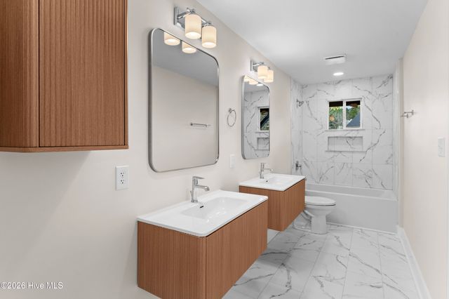 1000 Pine Street, Lake Waccamaw, NC 28450