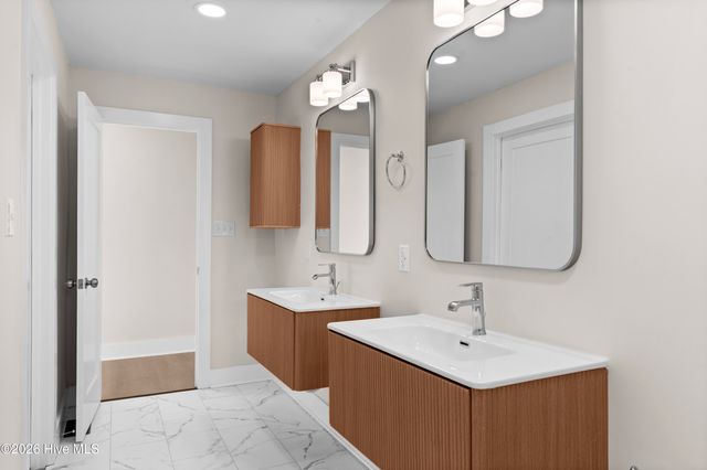 1000 Pine Street, Lake Waccamaw, NC 28450