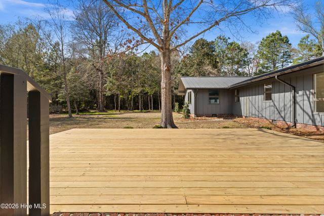 1000 Pine Street, Lake Waccamaw, NC 28450