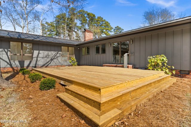 1000 Pine Street, Lake Waccamaw, NC 28450