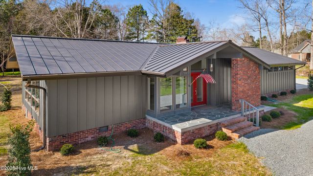 1000 Pine Street, Lake Waccamaw, NC 28450