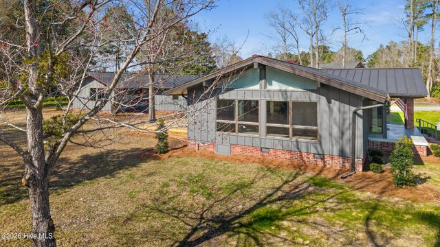 1000 Pine Street, Lake Waccamaw, NC 28450