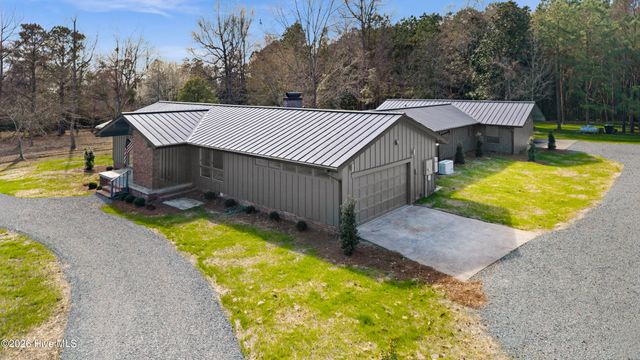 1000 Pine Street, Lake Waccamaw, NC 28450