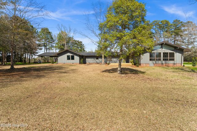 1000 Pine Street, Lake Waccamaw, NC 28450