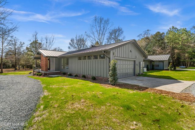 1000 Pine Street, Lake Waccamaw, NC 28450