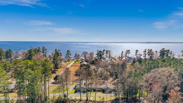 1000 Pine Street, Lake Waccamaw, NC 28450