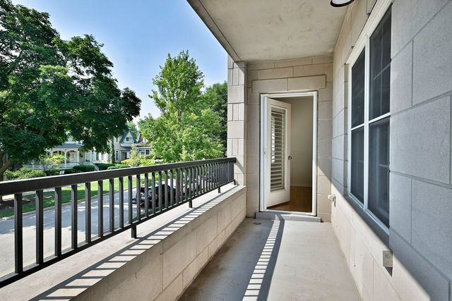 111 N Larch Avenue 206, Elmhurst, IL 60126