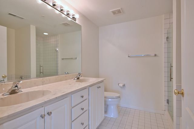 111 N Larch Avenue 206, Elmhurst, IL 60126