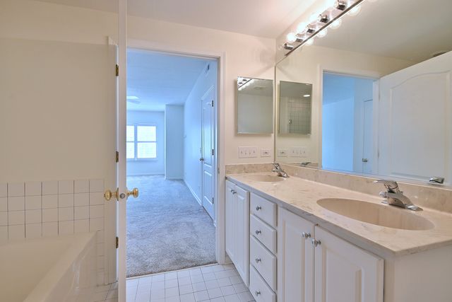 111 N Larch Avenue 206, Elmhurst, IL 60126