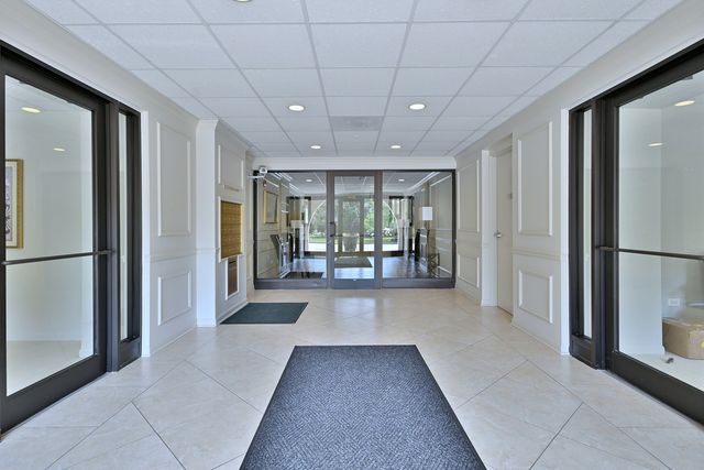 111 N Larch Avenue 206, Elmhurst, IL 60126
