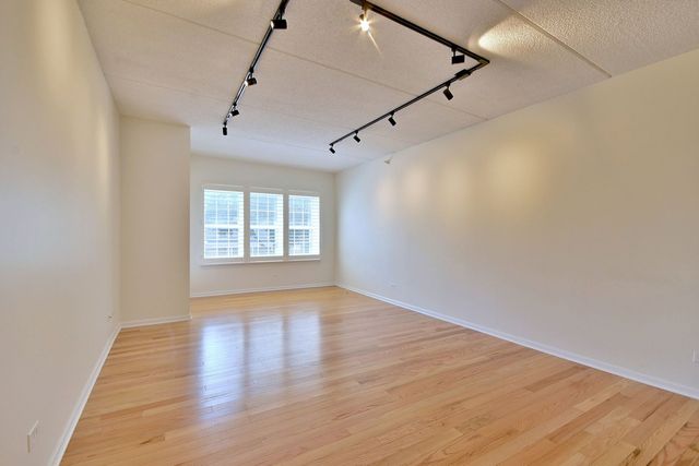 111 N Larch Avenue 206, Elmhurst, IL 60126