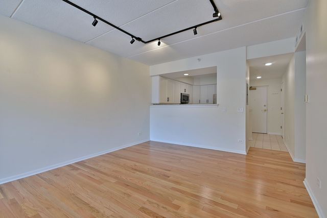 111 N Larch Avenue 206, Elmhurst, IL 60126