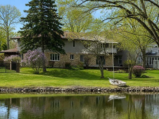 9 Buckingham Drive, Sugar Grove, IL 60554