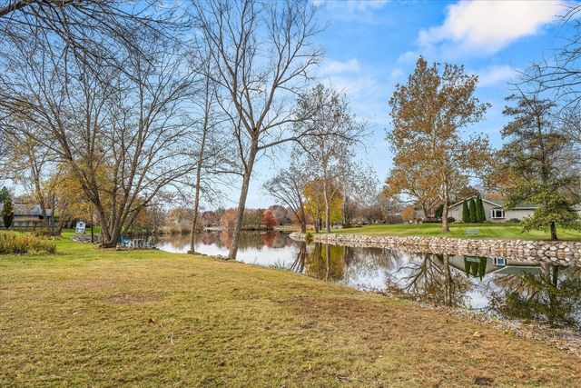 9 Buckingham Drive, Sugar Grove, IL 60554