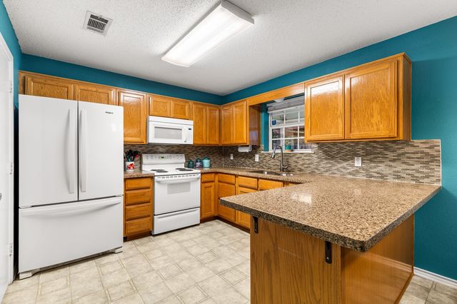 113 Bobcat Drive, Lacy Lakeview, TX 76705