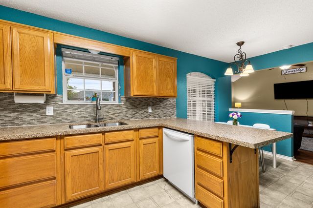 113 Bobcat Drive, Lacy Lakeview, TX 76705